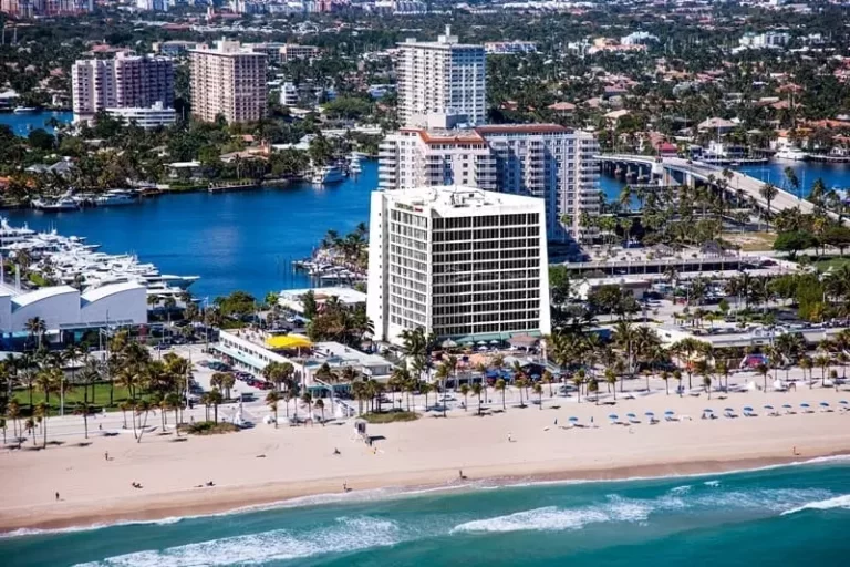 Courtyard-Fort-Lauderdale-Exterior-White