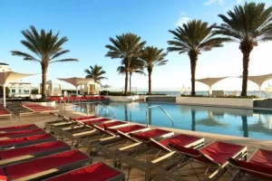 Hilton_common_pool_2_Alt